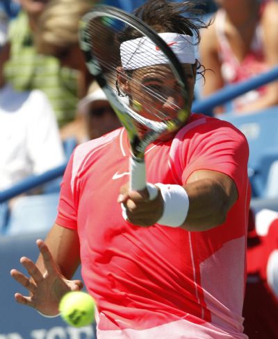 Nadal of Spain hits a return to Dent of the U.S. during their second round match at the Cincinnati Masters tennis tournament Rafael Nadal of Spain hits a return to Taylor Dent of the U.S. during their second round match at the Cincinnati Masters tennis tournament in Cincinnati, August 18, 2010. (Xinhua/Reuters)