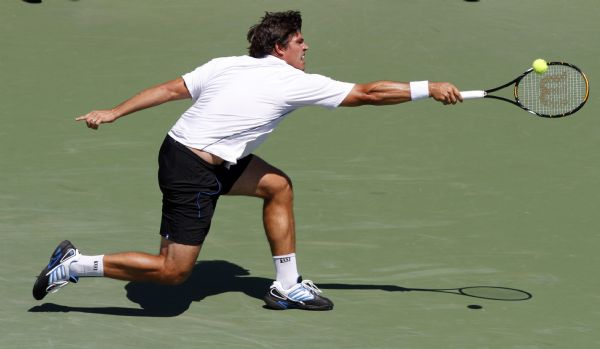 Taylor Dent of the U.S. hits a return to Rafael Nadal of Spain during their second round match at the Cincinnati Masters tennis tournament Taylor Dent of the U.S. hits a return to Rafael Nadal of Spain during their second round match at the Cincinnati Masters tennis tournament in Cincinnati, August 18, 2010. (Xinhua/Reuters)