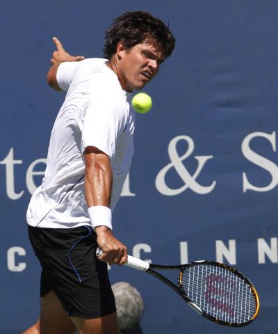 Taylor Dent of the U.S. hits a return to Rafael Nadal of Spain during their second round match at the Cincinnati Masters tennis tournament Taylor Dent of the U.S. hits a return to Rafael Nadal of Spain during their second round match at the Cincinnati Masters tennis tournament in Cincinnati, August 18, 2010. (Xinhua/Reuters)