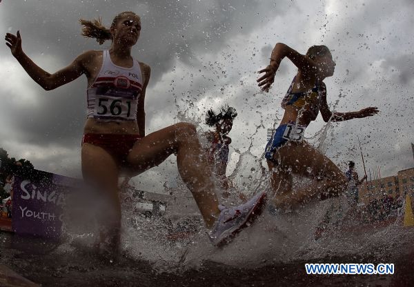 Dana Loghin of Romania competes during the girls 2000m Steeplechase event at Bishan Stadium of the Singapore 2010 Youth Olympic Games in Singapore, August 18, 2010. (Xinhua/Liao Yujie) 