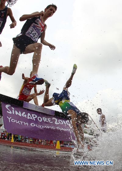 Ioran Etchechury of Brazil falls into the water pool during the boys 2000m Steeplechase event at Bishan Stadium of the Singapore 2010 Youth Olympic Games in Singapore, August 18, 2010. (Xinhua/Liao Yujie) 