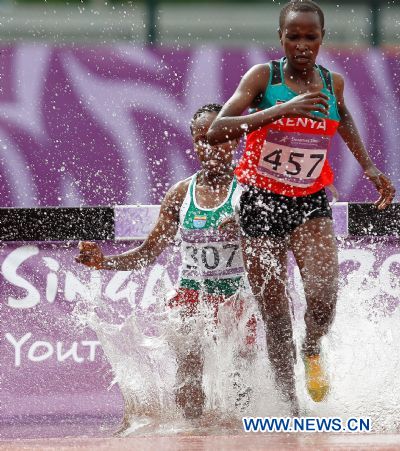 Virginia Nyambura (R) of Kenya competes during the girls 2000m Steeplechase event at Bishan Stadium of the Singapore 2010 Youth Olympic Games in Singapore, August 18, 2010. (Xinhua/Liao Yujie) 