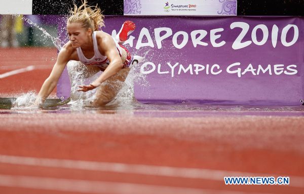 Katarzyna Dulak of Poland fell down to the water pool during the girls 2000m Steeplechase event at Bishan Stadium of the Singapore 2010 Youth Olympic Games in Singapore, August 18, 2010. (Xinhua/Liao Yujie) 