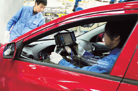 SAIC workers assemble cars on the firm's Nanjing factory line. [China Daily]