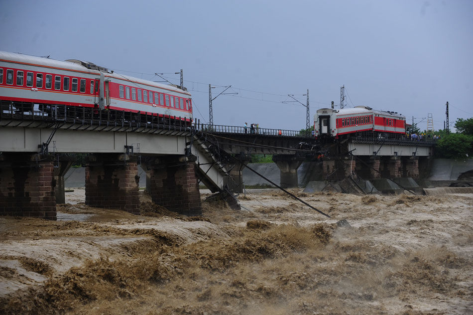 No casualties had been reported and no one was missing as all the passengers had been ordered off the train before it derailed at about 3:20 p.m. on the Shitingjiang Bridge in Guanghan, rescuers and railway authorities said.