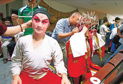 Kunqu actor Zhang Jun (first from left) gets in costume before his performance. 