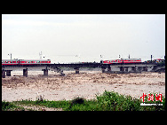 The damaged passenger train and railway are seen in this photo taken on August 19, 2010.[Chinanews.com]