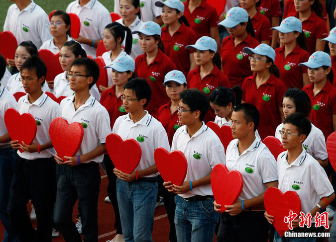 Foxconn Technology Group held a rally for its workers to raise their morale at its Shenzhen complex on August 18, 2010. [Chinanews.com]