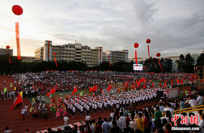 Foxconn Technology Group held a rally for its workers to raise their morale at its Shenzhen complex on August 18, 2010. [Chinanews.com]