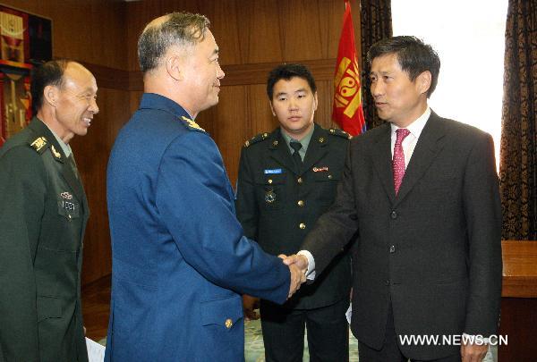 Mongolian Prime Minister Sukhbaatar Batbold (R) meets with Ma Xiaotian (2nd L), deputy chief of the General Staff of the Chinese People's Liberation Army, in Ulan Bator Aug. 19, 2010. [A Sigang/Xinhua]
