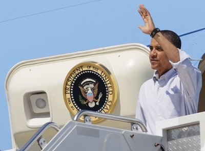 US President Barack Obama waves as he deplanes from Air Force One at the Cape Cod Coast Guard Air Station in Bourne, Mass., Thursday, August 19, 2010, as he travels to Martha&apos;s Vineyard, Mass. [Agencies]