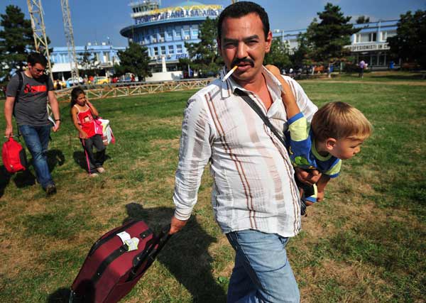 Romanian Roma people coming from France are pictured as they arrive at the Baneasa airport in Bucharest August 19, 2010. [Xinhua]