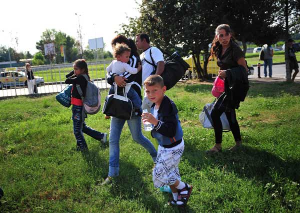 Romanian Roma people coming from France are pictured as they arrive at the Baneasa airport in Bucharest August 19, 2010. [Xinhua]