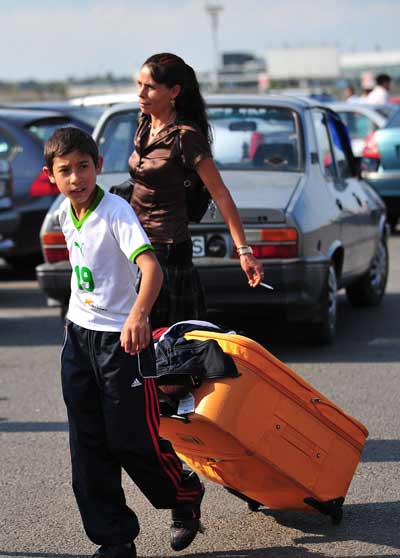 Romanian Roma people coming from France are pictured as they arrive at the Baneasa airport in Bucharest August 19, 2010. [Xinhua]