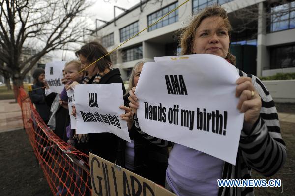 Demonstrators gather outside the National Press Club in Canberra, capital of Australia, on Aug. 19, 2010, as Australian Prime Minister Julia Gillard delivers her speech. [Huang Xiaoyong/Xinhua] 