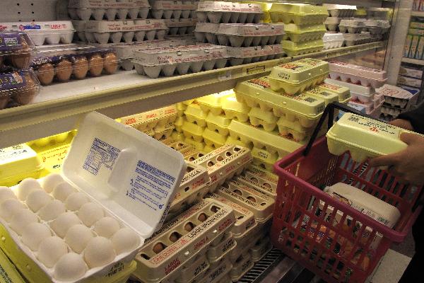 Eggs are seen at a supermarket in New York, the United States, Aug. 20, 2010. A U.S. egg company has extended a nationwide food recall to 380 million eggs, after outbreaks of salmonella poisoning in a number of states. [Wu Kaixiang/Xinhua] 