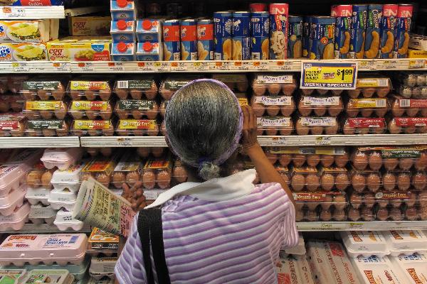 A woman chooses eggs at a supermarket in New York, the United States, Aug. 20, 2010. A U.S. egg company has extended a nationwide food recall to 380 million eggs, after outbreaks of salmonella poisoning in a number of states. [Wu Kaixiang/Xinhua]