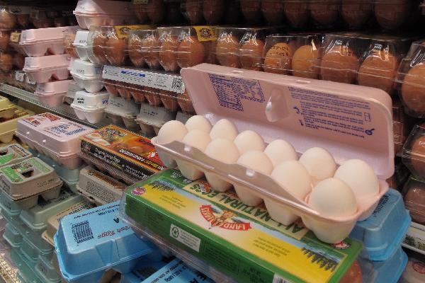 Eggs are seen at a supermarket in New York, the United States, Aug. 20, 2010. A U.S. egg company has extended a nationwide food recall to 380 million eggs, after outbreaks of salmonella poisoning in a number of states. [Wu Kaixiang/Xinhua] 