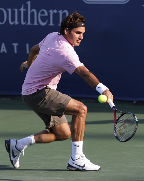 Roger Federer of Switzerland hits a return to Nikolay Davydenko of Russia during their quarter-final round match at the Cincinnati Masters tennis tournament in Cincinnati, Ohio August 20, 2010. [Xinhua]