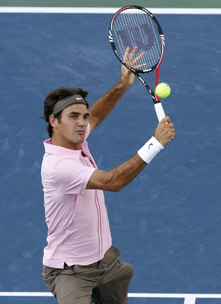 Roger Federer of Switzerland hits a return to Nikolay Davydenko of Russia during their quarter-final round match at the Cincinnati Masters tennis tournament in Cincinnati, Ohio August 20, 2010. [Xinhua]