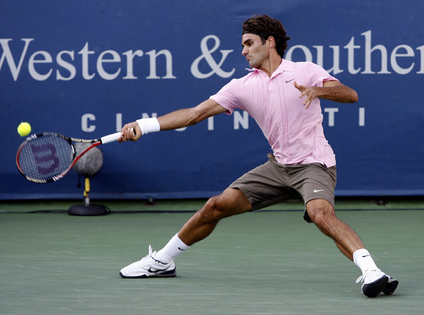 Roger Federer of Switzerland hits a return to Nikolay Davydenko of Russia during their quarter-final round match at the Cincinnati Masters tennis tournament in Cincinnati, Ohio August 20, 2010. [Xinhua]