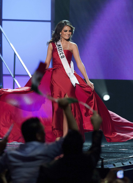 Miss Mexico Jimena Navarrete poses for the judges in an evening gown of her choice during the 2010 Miss Universe Presentation Show at Mandalay Bay Event Center in Las Vegas, Nevada August 19, 2010.[Xinhua]