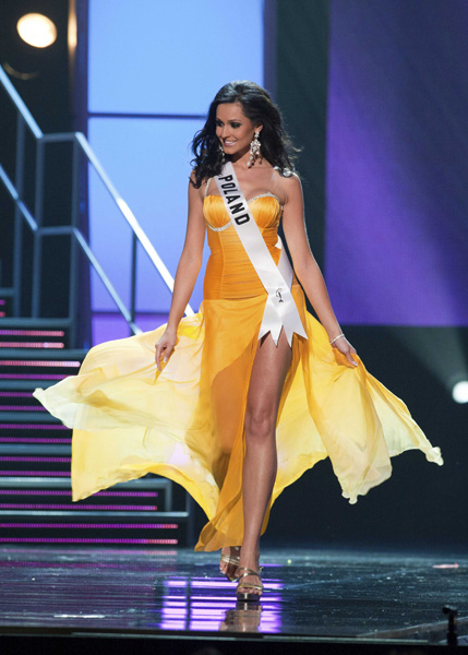 Miss Poland Maria Nowakowska poses for the judges in an evening gown of her choice during the 2010 Miss Universe Presentation Show at Mandalay Bay Event Center in Las Vegas, Nevada August 19, 2010. [Xinhua]