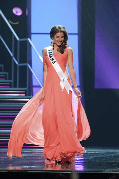 Miss Panama 2010 Anyoli Abrego poses for the judges in an evening gown of her choice during the 2010 Miss Universe Presentation Show at Mandalay Bay Event Center in Las Vegas, Nevada August 19, 2010. [Xinhua]