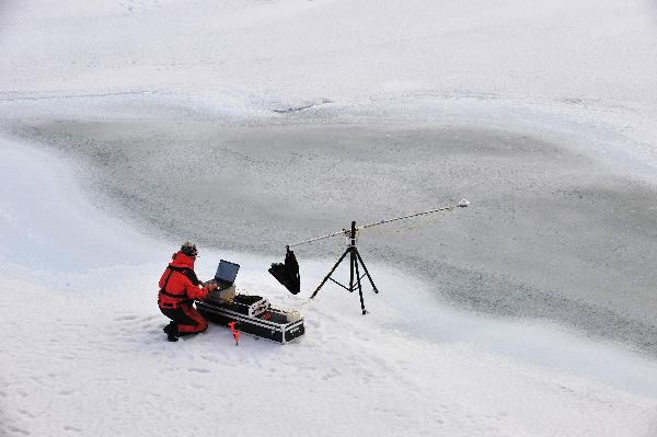 A member of the fourth Chinese scientific expedition team measures the long-wave radition of melting pond at 88 degrees north latitude, Aug. 20, 2010. The Chinese fourth expedition team arrived at 88 degrees and 22 minutes north latitude on Friday, which is the highest latitude ever reached by Chinese ships.[Zhang Jiansong/Xinhua] 