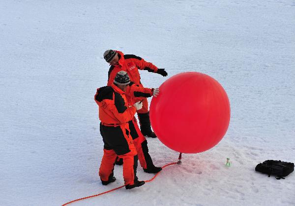 Two members of the fourth Chinese scientific expedition team set free a GPS sounding balloon at 88 degrees north latitude, Aug. 20, 2010. The Chinese fourth expedition team arrived at 88 degrees and 22 minutes north latitude on Friday, which is the highest latitude ever reached by Chinese ships.[Zhang Jiansong/Xinhua]