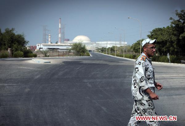 An Iranian security guard stands in front of the Bushehr nuclear power plant in southern Iran, Aug. 20, 2010. [Ahmad Halabisaz/Xinhua]