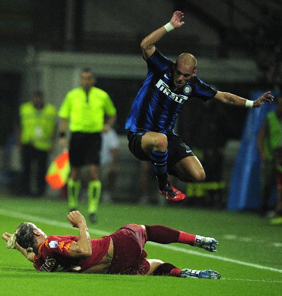 Inter Milan's Wesley Sneijder (R) and AS Roma's Philippe Mexes fight for the ball during their Italian Supercup soccer match at the San Siro Stadium in Milan, northern Italy, August 21, 2010.