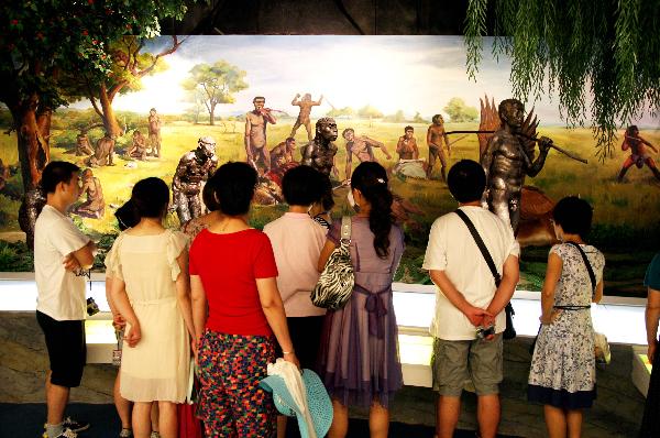  Citizens visit the Nanjing Geological Museum in Nanjing, capital of east China&apos;s Jiangsu Province, Aug. 22, 2010. The Nanjing Geological Museum opens to the public free of charge during the summer vacation, attracting lots of citizens to learn about the knowledge of geological disasters. [Xinhua]