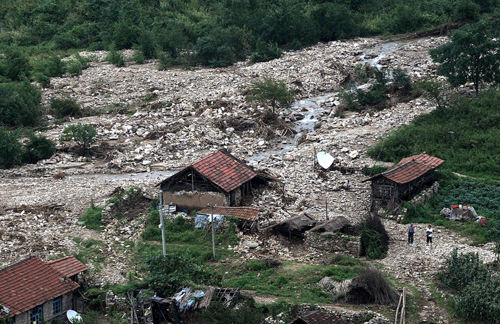 An aerial photo shows a village after hitting by floods in Dandong, northeast China&apos;s Liaoning province on August 22, 2010. [Xinhua] 