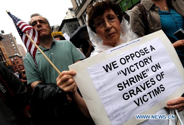 People attend a rally to protest against a proposed Muslim cultural center and mosque near the World Trade Center site in New York, the United States, Aug. 22, 2010.[Shen Hong/Xinhua]