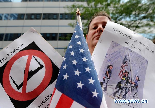 A man attends a rally to protest against a proposed Muslim cultural center and mosque near the World Trade Center site in New York, the United States, Aug. 22, 2010. [Shen Hong/Xinhua]