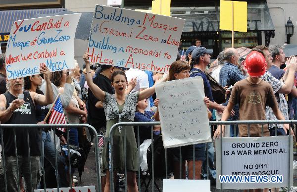 People attend a rally to protest against a proposed Muslim cultural center and mosque near the World Trade Center site in New York, the United States, Aug. 22, 2010.[Shen Hong/Xinhua]