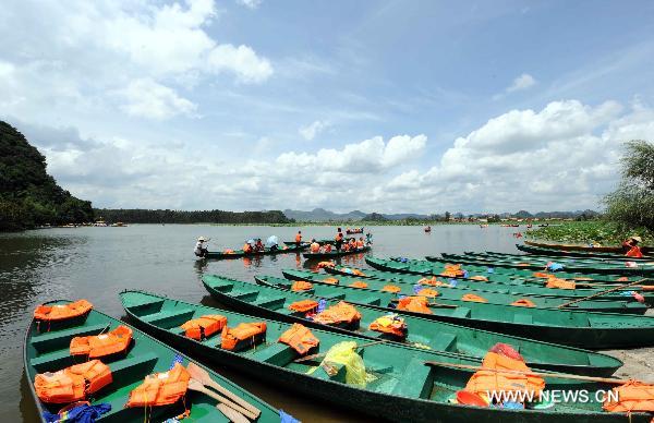 Boats for tourists berth along a bank at a scenery spot in Qiubei County, Zhuang-Miao Autonomous Prefecture of Wenshan, southwest China's Yunnan Province, Aug. 21, 2010. [Xinhua/Yang Zongyou]