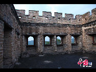 Jinshanling, a section of the Great Wall of China located in the mountainous area in Luanping County, 125 km northeast of Beijing. It starts from the Wangjinglou Tower in the east and ends at Longyukou in the west and stretches about 10 kilometers (six miles). The entrance fee is 40 RMB. A cable car has been constructed to take visitors to the highest point along the wall. [Photo by Zhao Na]
