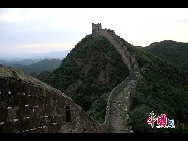 Jinshanling, a section of the Great Wall of China located in the mountainous area in Luanping County, 125 km northeast of Beijing. It starts from the Wangjinglou Tower in the east and ends at Longyukou in the west and stretches about 10 kilometers (six miles). The entrance fee is 40 RMB. A cable car has been constructed to take visitors to the highest point along the wall. [Photo by Zhao Na]