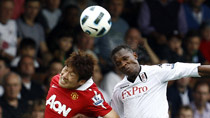 Manchester United's Park Ji-Sung (L) challenges Fulham's John Pantsil during their English Premier League soccer match at Craven Cottage in London August 22, 2010.