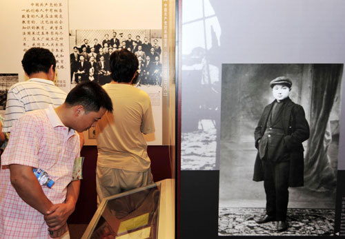 Visitors attend an exhibition commemorating the late Chinese leader Deng Xiaoping, known as the paramount leader of China's reform and opening-up in Shenzhen, the country's first special economic zone in South China's Guangdong Province August 22, 2010. [Photo/Xinhua]