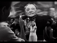 Visitors take pictures during the centenary of the birth of Chinese leader Deng Xiaoping in 2004. [QQ.com] 