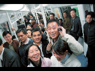 Passengers on the subway on December 28, 2004, the day Shenzhen launched its subway system. [QQ.com] 