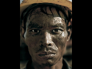 A worker at the construction site of Shenzhens's subway lines in 2004. [QQ.com]