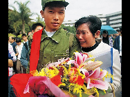 A mother sees off his son who is going to join the army at the Shenzhen railway station in 2005. [QQ.com]