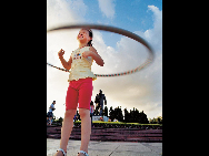 A little girl plays at the Lotus Hill Park in 2006. [QQ.com]