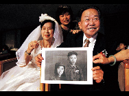 71-year-old soldier Zeng Tong and his wife Shi Heng celebrates their gold wedding anniversary in Bao'an District of Shenzhen in 1999. [QQ.com] 