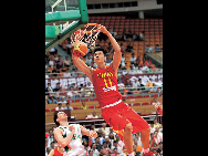 Yi Jianlian, a local Shenzhener, has become a world famous basketball player. [QQ.com]