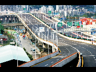 The Yantian Port section of Shenzhen expressway opens to traffic in 2008. [QQ.com]
